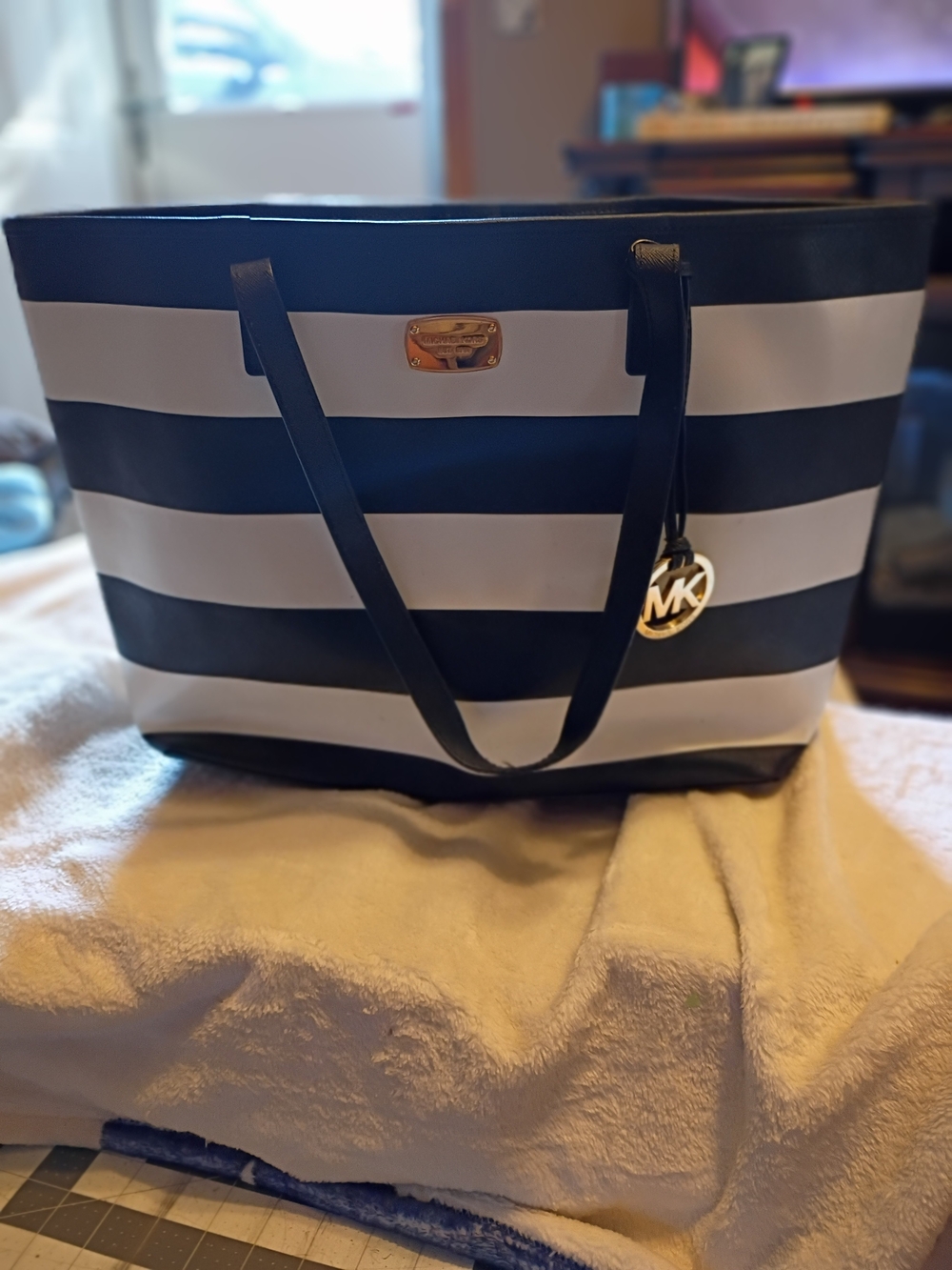 Michael Kors Jet Set Travel Tote In Saffanio Leather In Black And White ******
